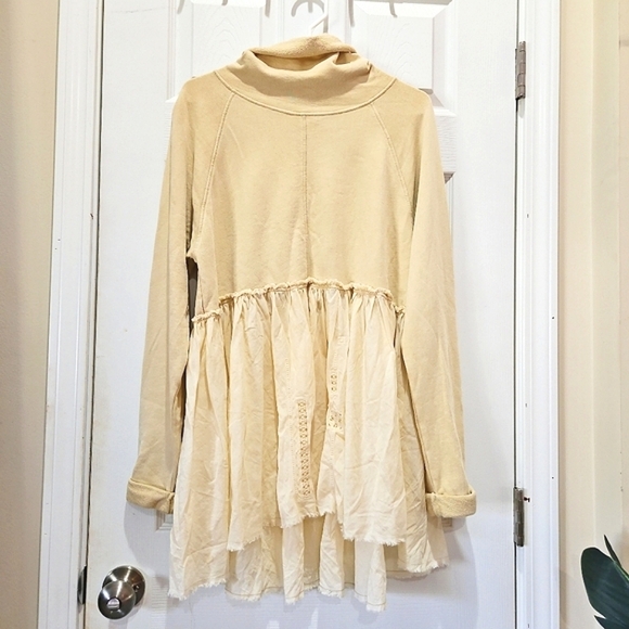 Free People Tops - FREE PEOPLE Babydoll Pullover